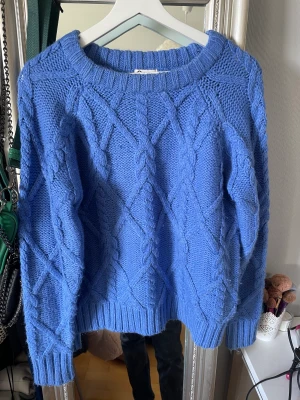 Blå stickad tröja  - Superfin blå tröja som aldrig använts.
