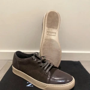 Lanvin skor - Säljer dessa feta lanvinsen i storlek 43(uk8) passar även 44, skick 9/10. Bara att skriva vid funderingar😁