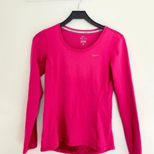 Tränings tröja - I mycket bra skick. Rosa träningsresa ifrån Nike.  Passar xs/s.