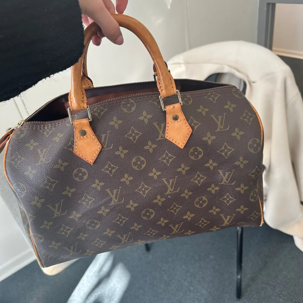 Säljer min älskade Louis Vuitton väska. Fint skick men använd. Lås medkommer. . Väskor.
