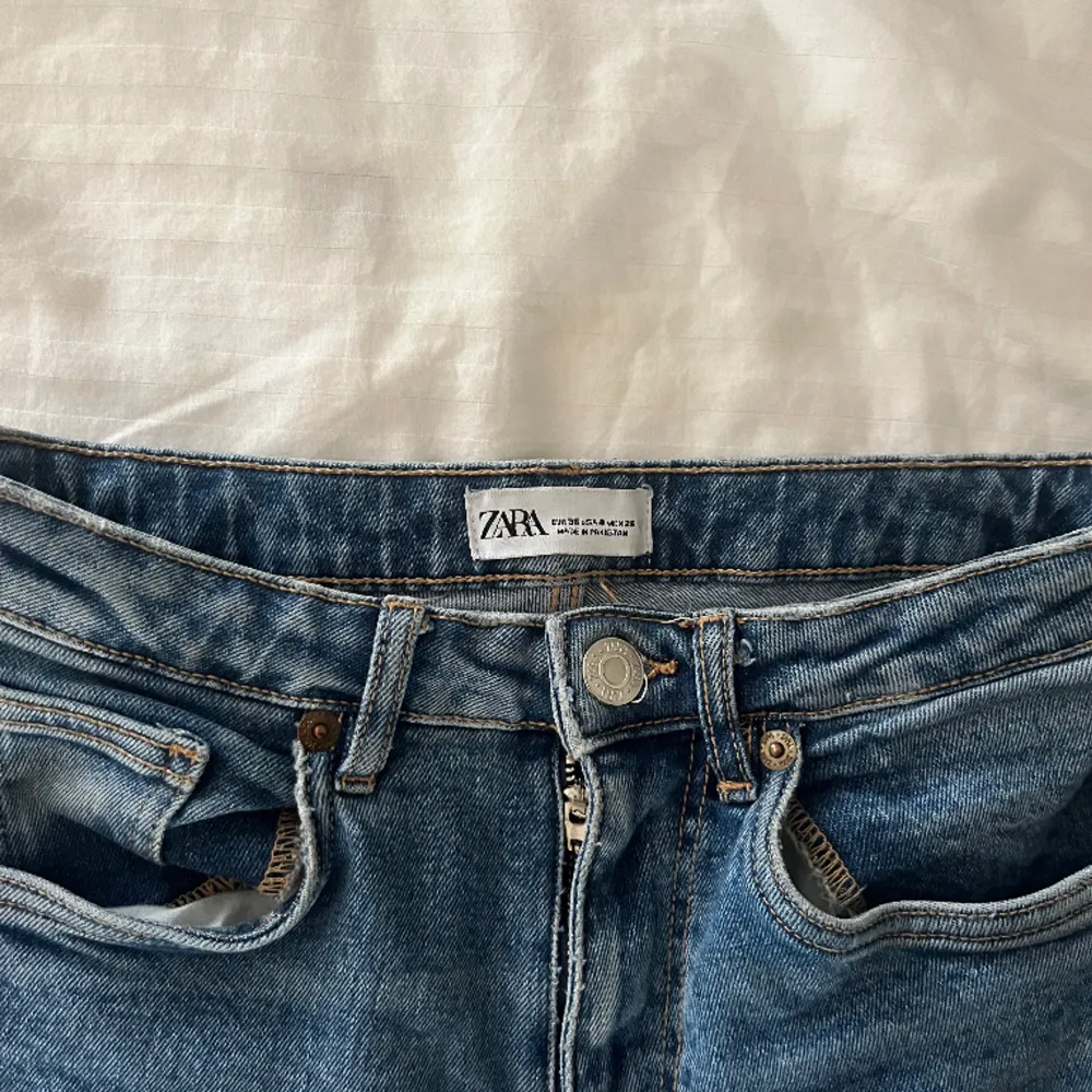 Säljer dessa högmidjade jeans från zara . Jeans & Byxor.