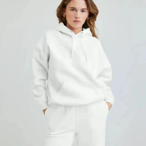 Vit hoodie  - Jättebra skick! Bilden är lånad och är en överblick på hur den ser ut, men ser i prencip lika dan ut, kan skicka fler bilder!🪩 från carlings och nypris var 450🫶