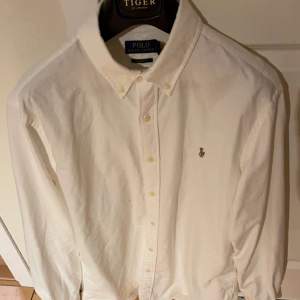 Säljer en riktigt fet Ralph Lauren skjorta i L. Finaste skicket och inte använd mycket alls, vid snabb affär kan pris diskuteras🤩🤩