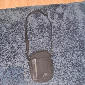 Nike väska - Svart nike midjeväska köpt från zalando. Ny köpt använt 4 gånger
