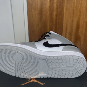 jordan 1 mid light smoke grey - Säljer mina jordans eftersom de var för små. KVITTO FINNS! Fick både vita och svarta skosnören så ni får båda med. Storlek 44 köpt i restock och även tags från restock finns. Nypris 218 Euro ≈ 2460 kr 