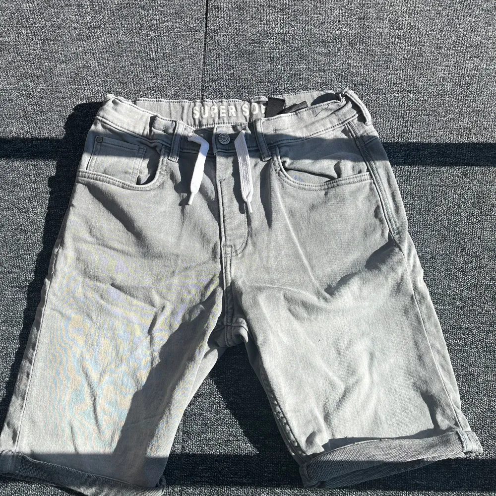 Jeansshorts i grå från Jack & Jones mjukare material och även justerbara 🩶. Shorts.