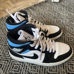 Jordan 1 mid  - Använda fåtal gånger så bra skick, säljer då de inte kommer till användning ☺️ Köpta för ca 2200kr!