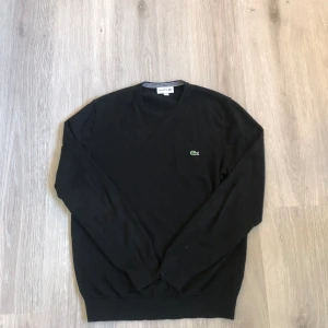 Stickad tröja - Stickad tröja från Lacoste som är nästan helt ny. Den passar mig som är 177 men passar lite mindre också. Nypris ligger runt 1000kr
