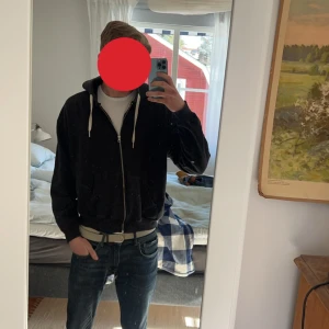 Zip hoodie  - Oversized zip hoodie från Valient. Sparsamt använd. Skick 8/10