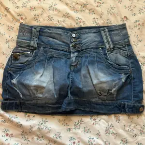 Skitsnygg kjol från märket iteno jeans. Använd Max två gånger och som ny! Säljer då den är lite stor på mig. Midjemått: 38cm Längd: 28cm. Skriv om ni har frågor! 