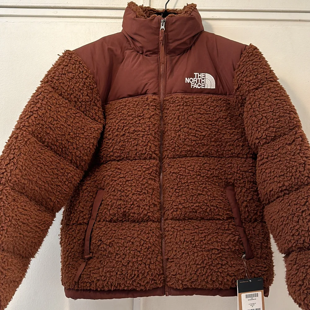 Helt ny! Varm dunjacka från the North Face, köpt på ASOS Nypris: 4 329 kr Frakt ingår❣️. Jackor.