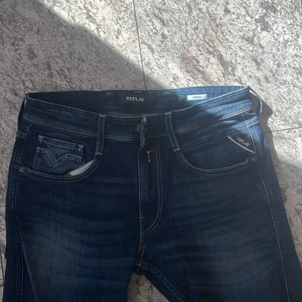 Replay jeans använda 2 gånger Max ordinarie pris 1499 fint skick och inga skador sitter bra. Jeans & Byxor.