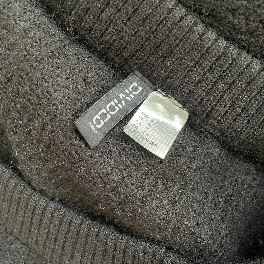 Svart stickad off-shoulder tröja från H&M Divided. Storlek S. 🫶. Tröjor & Koftor.