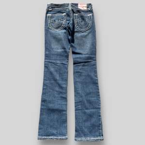 True religon jeans i modellen Joey. Fint skick. Size 27. Köpta second hand och osäker på äkthet därav pris. Tveka inte på att kontakta vid minsta fundering✌️.