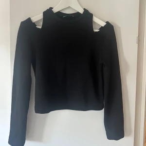 Svart topp Zara - Svart topp från Zara, endast använd några gånger. Storlek M men passar även S!🖤