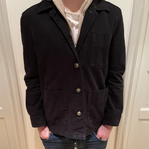 Overshirt  - Tjena! Säljer nu denna sjukt snygga mörkblå gant overshirt i storlek S som är perfekt till våren. Den är som ny och knappt använd. Hör gärna av dig vid funderingar💫