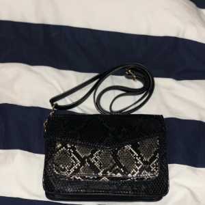 Handväska  - En handväska från glitter, inte använd så mycket