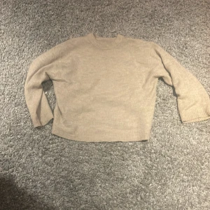 Stickad tröja  - Säljer denna fina tröjan, kommer aldrig till användning och lite för stor för mig. Hör av er vid frågor💕💕