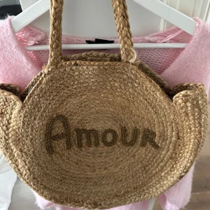 Strandväska - Köpt för några år sedan i någon butik i Frankrike. Endast använd ett fåtal gånger så i nyskick💕💕