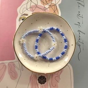 Pärlarmband - Handgjorda pärlarmband i olika färger till en billig peng! 15kr/st🌸 Frakten är inte inkluderad i priset och ligger på 15kr. Kontakta mig ifall du önskar andra färger så visar jag utbudet 🙌🏻😊Gjorde på elastisk tråd och passar alla storlekar.