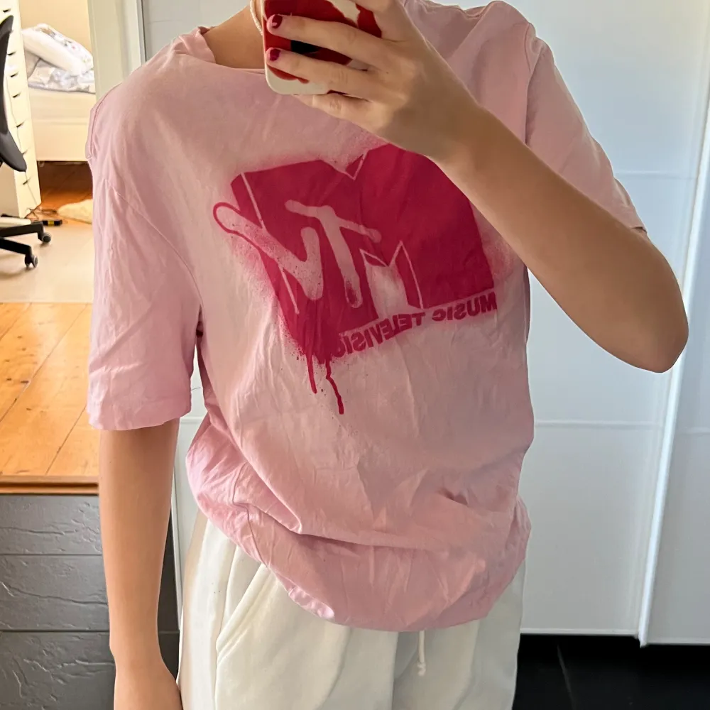 Rosa t shirt med trycket MVT i rosa, snygg tröja med härlig färg, perfekt till varma sommarkvällar. Kontakta för mer bilder och info.. T-shirts.