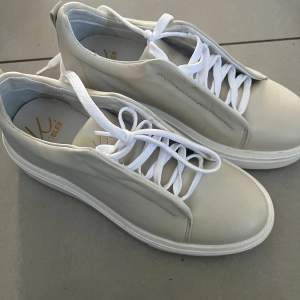 Arigatoliknande skor, grå/beiga Använda 2-5 gånger, köpta för ca 1200
