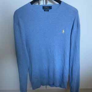 Ralph lauren tröja - Ljusblå stickad tröja från ralph lauren i storlek M. Tröjan är i bra skick.