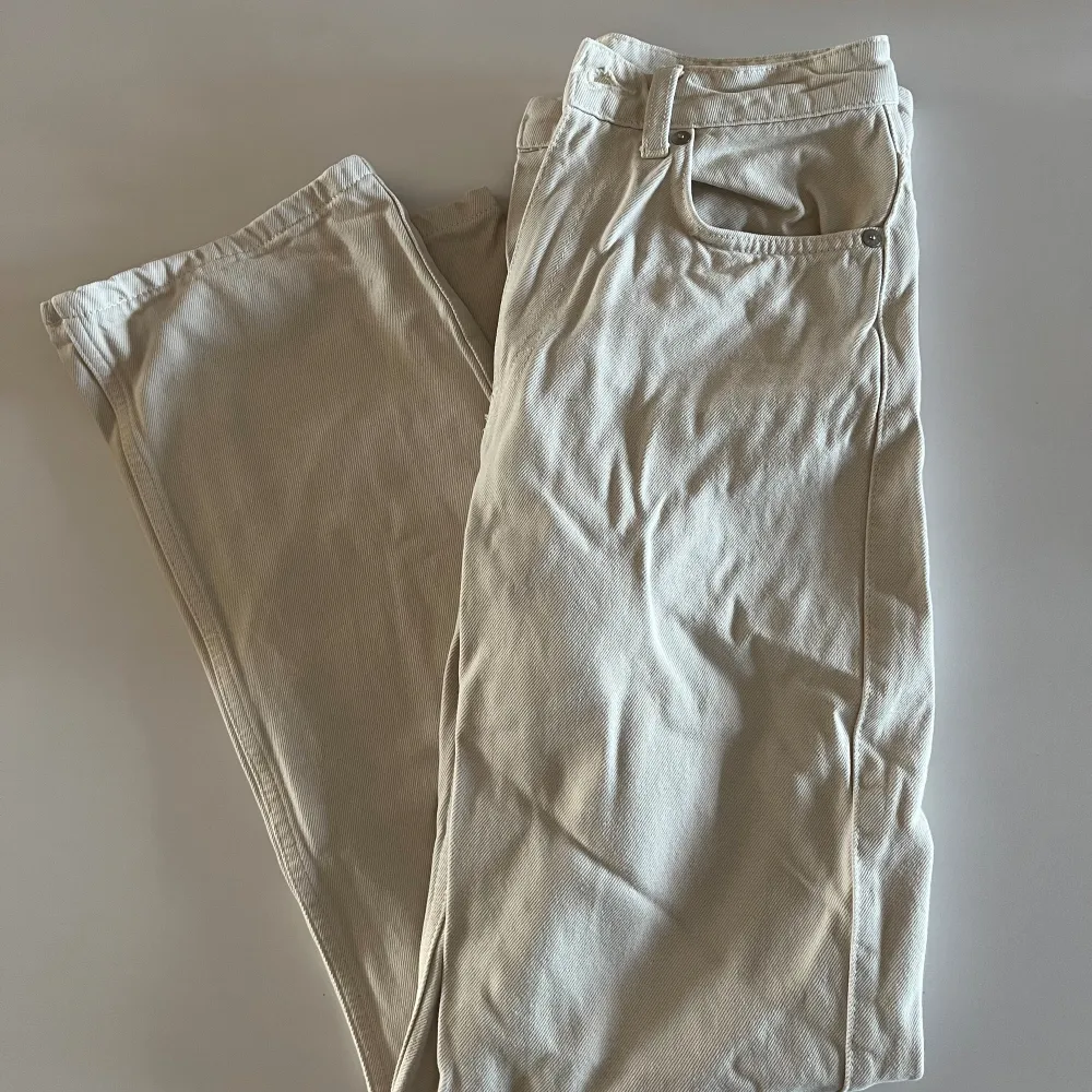 Jättesnygga beiga jeans från Weekday i modellen ”Rowe”. Säljes pga för små. En svart fläck på en bakficka som ej går bort, men inget som stört mig!  W-25 L-30. Jeans & Byxor.