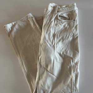 Jättesnygga beiga jeans från Weekday i modellen ”Rowe”. Säljes pga för små. En svart fläck på en bakficka som ej går bort, men inget som stört mig!  W-25 L-30