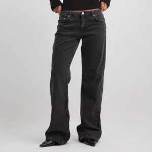 Nakd jeans  - Nakd byxor i storlek 38, helt oanvända!!!!  De är slutsålda på hemsidan, nypris 599kr🪩🪩jag är 173cm och de går ner till marken på mig!!