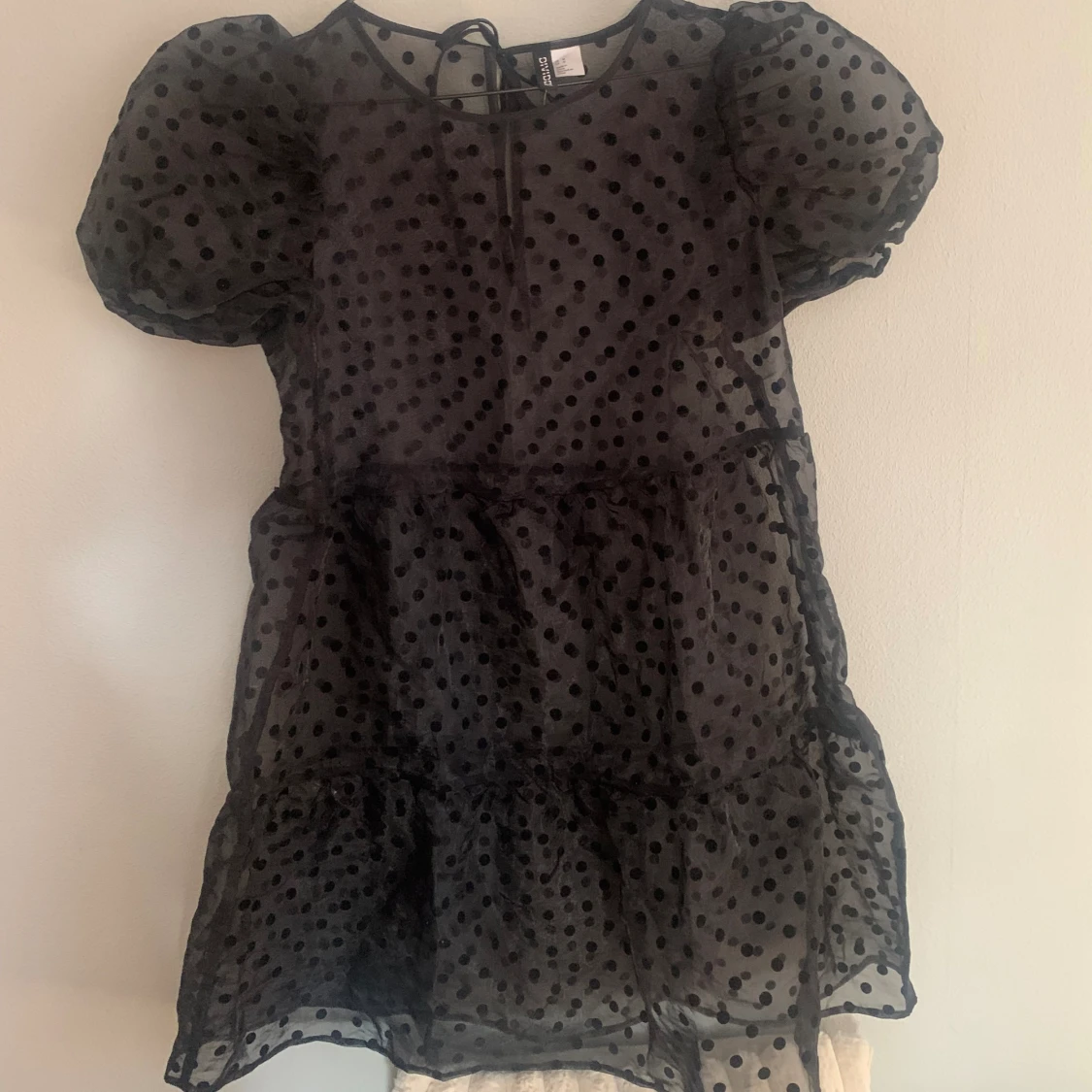 Prickig Klänning med puffärm i mesh