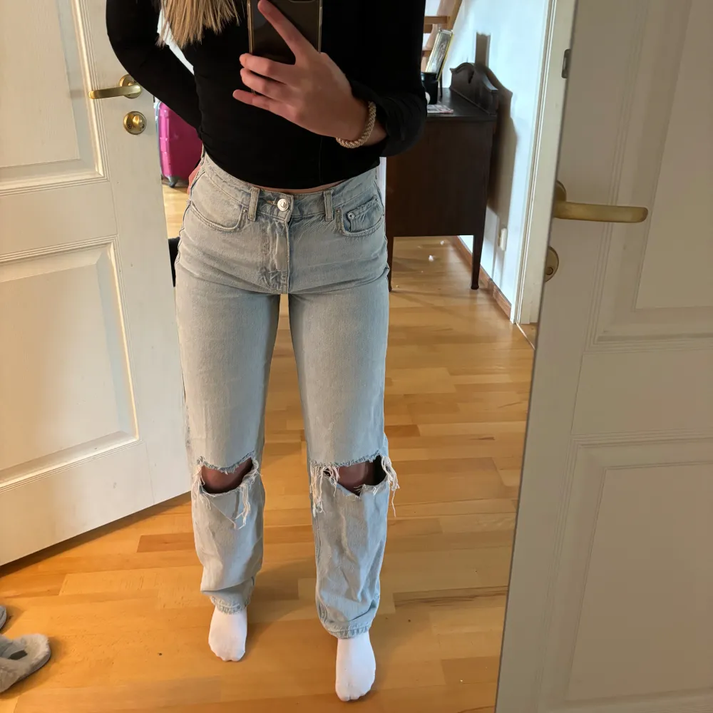 De trendiga håliga jeansen ifrån Gina Tricot i storlek 34. Sparsamt använda och inga defekter.💙. Jeans & Byxor.