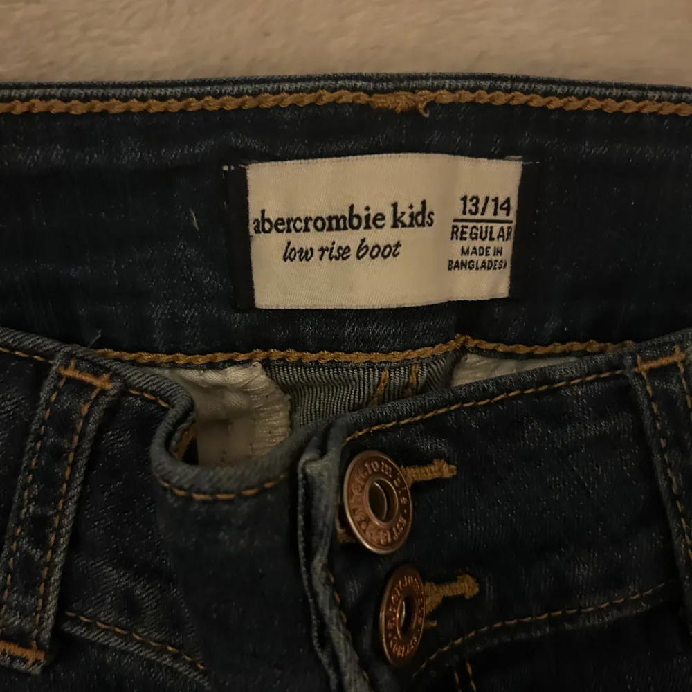 Abacrombie jeans. Dem passar inte mig längre😭 , om ni vill köpa Dm mig❤️. Jeans & Byxor.