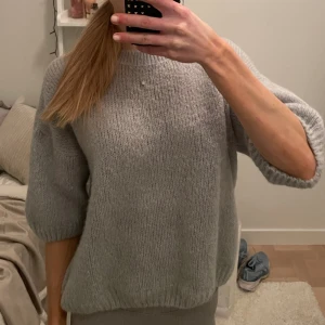 Stickad t shirt - Säljer denna superfina ljusblåa stickade t shirt från chelsea i alpackaull! Nypris 500, mitt pris 200💕