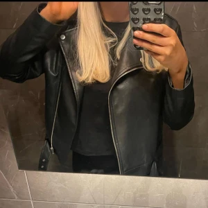 Skinnjacka  - superfin skinnjacka ifrån missguided i bra skick! den är i stolrlek 40 men sitter bättre som 36-38🖤super snygg men används inte längre