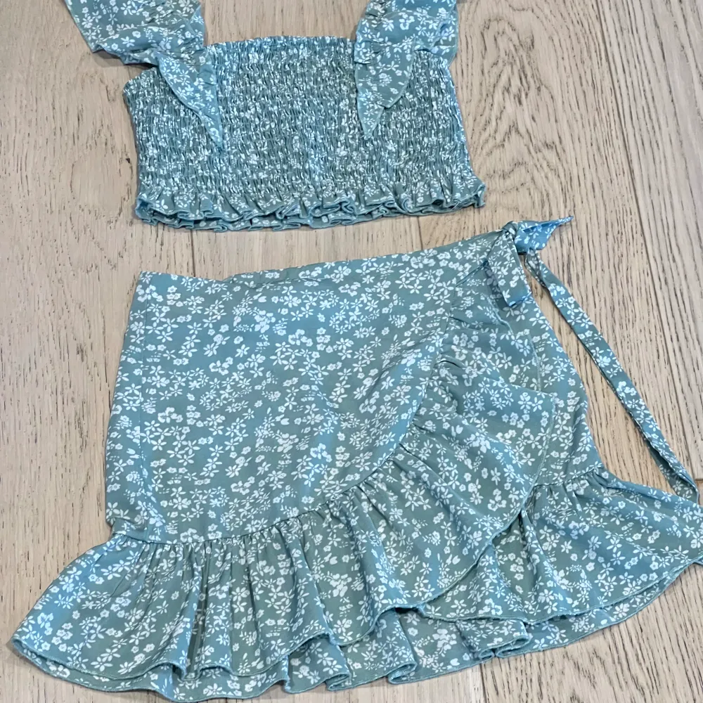 Ett super fint sommar set med omlott kjol och top  Blommigt i Mintgrön färg  Storlek 134  Fint skick . Klänningar.