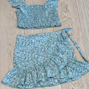 Ett super fint sommar set med omlott kjol och top  Blommigt i Mintgrön färg  Storlek 134  Fint skick 