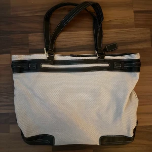 Lacoste väska - Mycket bra skick!!