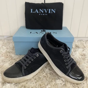 Lanvin Uk 7 - Tjena säljer dessa lanvins i uk 7 (41) passar (42). Skicket är bra, inga skador elr fläckar. Äktenskapsbevis finns! Påse och boxen medkommer! Nypris 4450 kr. Skriv till mig om du har några frågor!