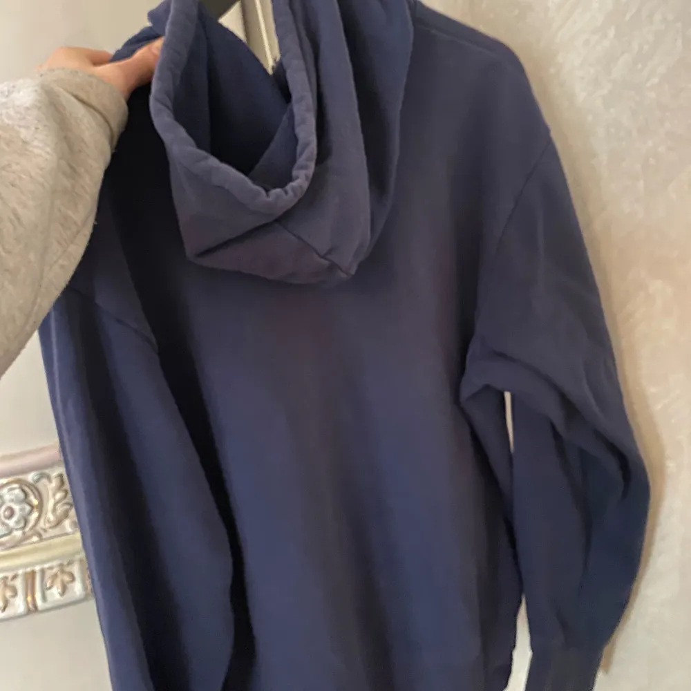 Vintage nike hoodie i marinblå färg. Har luva och fin passform. Den är i storlek M.💗 . Hoodies.