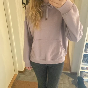 Hm hoodie - Tunn hoodie från H&M, säjer pga ingen användning 🩷