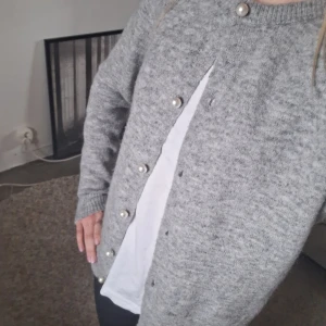 Grå stickadkofta  - Annvänd 1 gång. Är i bra skick. Pris kan diskuteras.