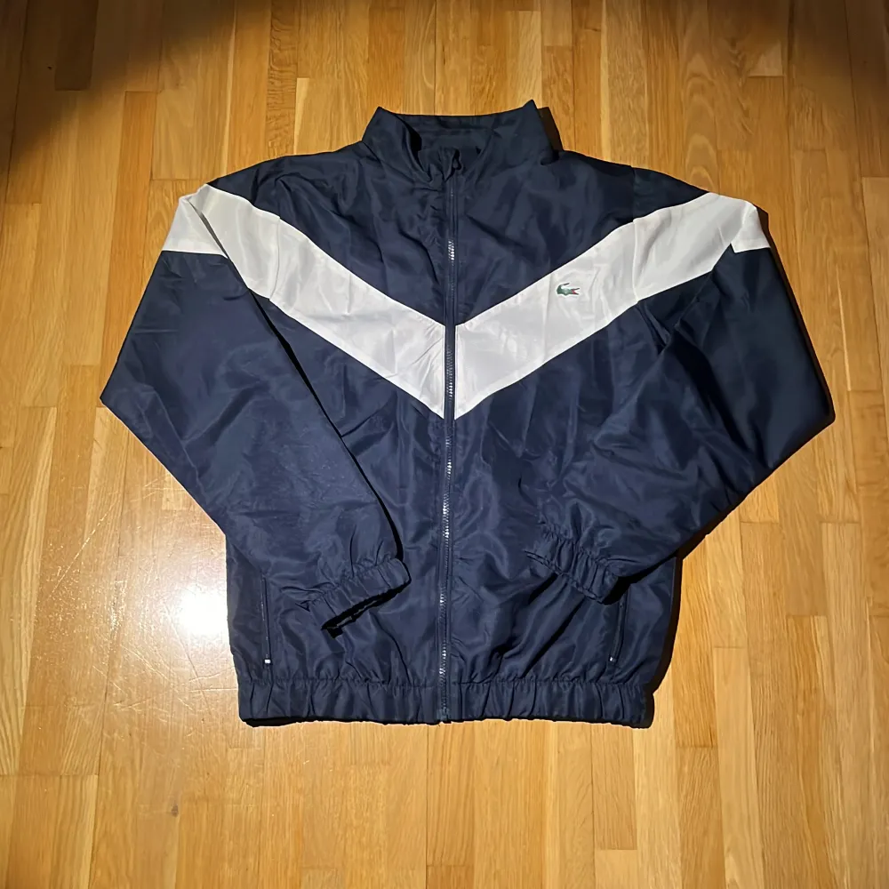 Lite äldre Vintage Lacoste track top i mycket bra skick, fortfarande mycket att ge. Perfekt inför våren då materialet är väldigt tunnt och lätt. Sitter true to size. Skriv gärna vid funderingar👍. Jackor.