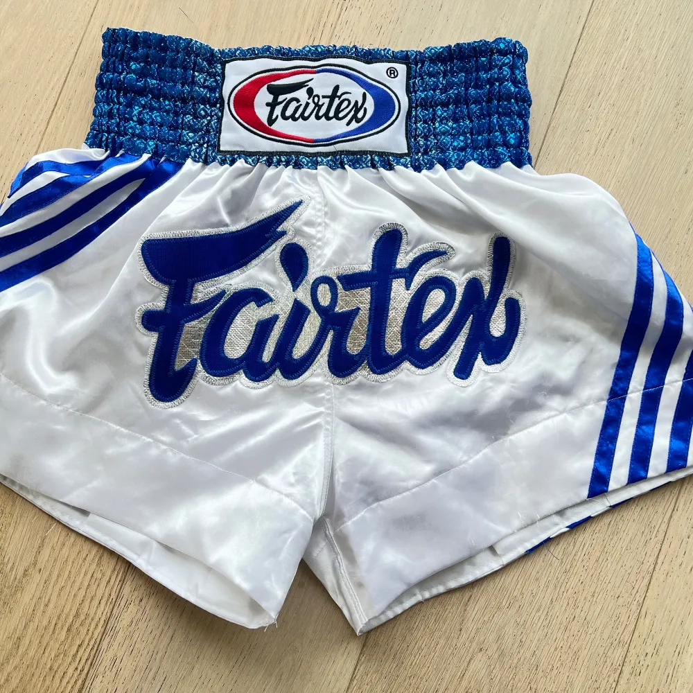 Ett par mycket sparsamt använda thaiboxning shorts ifrån Fairtex Storlek S Nypris 699kr . Shorts.