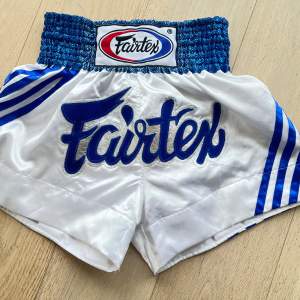 Ett par mycket sparsamt använda thaiboxning shorts ifrån Fairtex Storlek S Nypris 699kr 