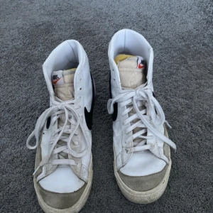 Nike skor - Använda skor. Inga repor men ytlig smuts. Storleken är 44,5