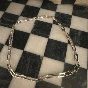 Halsband silver COS  - Som ny.   Jättefint halsband, med ett lås som man slipper  alltså ta över huvudet.  Nypris 1400kr 
