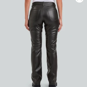 Skinnbyxor bikbok - Bikbok Skinnbyxor super fina på men tyvärr lite förstora för mig. Använda en gång endast.  Nypris 600kr. Storlek 34. 350kr