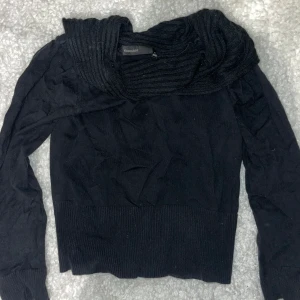 Stickad tröja - Fin halsringning