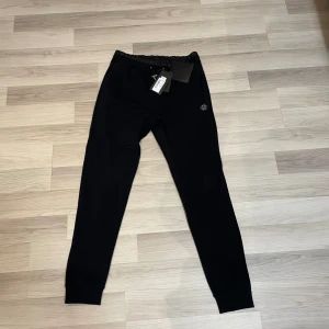 Philip plein byxor, äkta! - Säljer dessa feta byxor i storlek L men tror den passar även M, helt nya, köpt för 4000kr och säljer för halva priset. äkta!